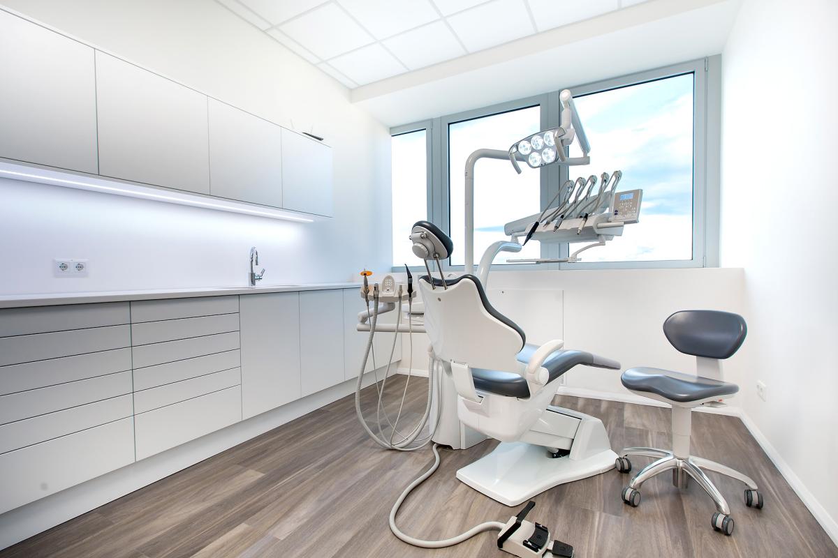 In der weiß gestrichenen Praxis steht der Behandlungsstuhl für die Zahnmedizin. 